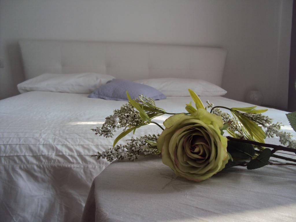 B&B Rosa Del Gardaラツィーゼ 部屋 写真